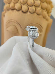 Bague de fiançailles de luxe en or blanc avec diamant de laboratoire taille princesse et pierres latérales, bijou raffiné et étincelant, cadeau idéal pour elle - Product Image 2