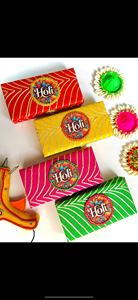 เฉลิมฉลองความสนุกสนานแห่งเทศกาลโฮลีด้วยชุดกล่องของขวัญโฮลีสุดสดใสที่ทำด้วยมือ ออกแบบมาเพื่อเพิ่มสีสันให้กับประเพณีดั้งเดิม - Product Image 2