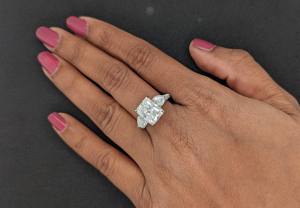 Bague de fiançailles Lurba Jewels en or blanc 14 carats avec diamant de laboratoire taille radiant de 3,70 carats, sertie pavé trois pierres, certifiée IGI, tendance - Product Image 5