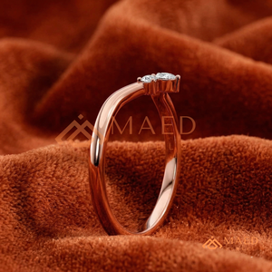 แหวนแต่งงานรูปตัววีประดับมอสซาไนต์ทรงลูกแพร์ ดีไซน์โรแมนติก ชุบทองคำขาว 18K สำหรับผู้หญิง ระยิบระยับ - Product Image 4