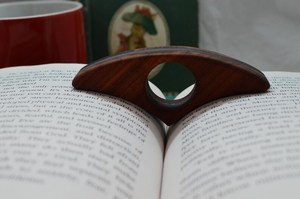 Support de livre en bois personnalisé fait main, porte-page léger en bois, accessoire de lecture pour lecteurs - Product Image 6