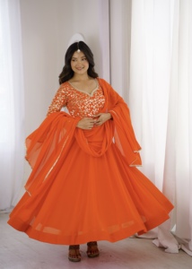Robe ethnique raffinée en georgette à sequins avec un voile évasé de quatre mètres à bas souple et finition en dentelle, couture traditionnelle pour femme - Product Image 3