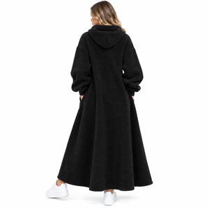 Robe longue à capuche en polaire Sherpa noire surdimensionnée de qualité supérieure, style survêtement, avec appliqué personnalisé effet vieilli, pour l'hiver - Product Image 3