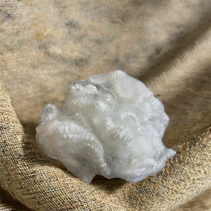 Relleno de Fibra Blanca 15D HS Reciclada, Siliconada, Certificada por OEKO-TEX, Ignífuga, para Juguetes, Almohadas y Edredones - Product Image 1