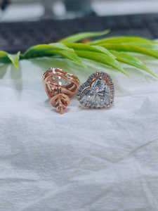 Pendientes de diamantes talla corazón en oro rosa, un diseño romántico y radiante con un brillo suave y un encanto elegante para un estilo atemporal. - Product Image 2