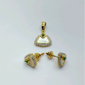 ต่างหูแบบติดหูทรงสามเหลี่ยมทองคำ 22K ดีไซน์คลาสสิก พร้อมชุดจี้เข้าชุด ประดับมุกและพลอยสีเขียว สวยสง่างามสำหรับผู้หญิง - Product Image 3