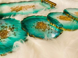 Ensemble de sous-verres de luxe en résine agate vert émeraude avec support, bordure dorée, motif géode, pour décoration de table de mariage - Product Image 4