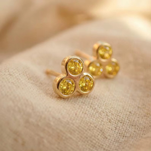 ต่างหูพลอยไพลินสีเหลือง เงินแท้ 925 ชุบทอง 14K ประดับพลอยสามเม็ด ประจำเดือนกันยายน - Product Image 1