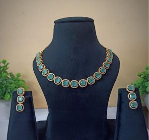 Ensemble de bijoux de mariée élégant et classique, effet diamant CZ, plaqué or, pierre verte aqua, boucles d'oreilles et collier chandelier pour mariage - Product Image 1