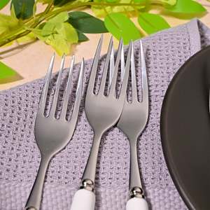 Ensemble de 4 petites fourchettes en métal en acier inoxydable avec motif marguerites en céramique pour restaurant, fruits, desserts, et service festif d'Halloween - Product Image 4