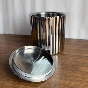 Cubo de hielo de metal con acabado plateado de lujo y tapa, perfecto para bares domésticos, bares de hoteles y uso como regalo. Venta al por mayor desde India. - Product Image 5