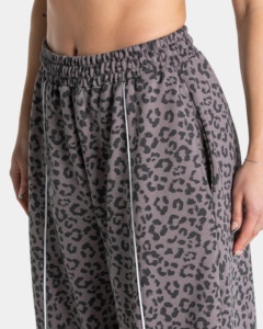 Pantalon de jogging streetwear taille mi-haute pour femme avec logo personnalisé, dentelle contrastante et imprimé léopard, marque privée - Product Image 2