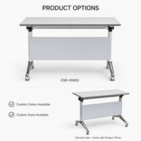 Table de formation mobile avec panneau de discrétion gris clair, cadre blanc et pieds chromés inclinés pour salle de réunion de bureau