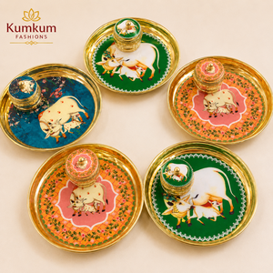 Boîte à Kumkum et Thali de Pooja en laiton émaillé, motif Pichwai, écologique, faite à la main, design traditionnel, best-seller, idéale pour les mariages - Product Image 1