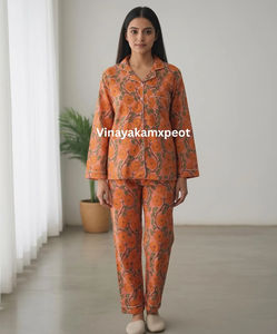 Elegante Conjunto de Pijama de Algodón con Estampado Floral Hecho a Mano, Transpirable, con Patrón de Enredaderas Florales de Melocotón y Caléndula, Ropa de Dormir India para Mujer - Product Image 6