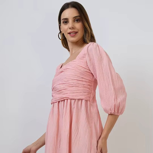 Robe en mousseline de soie florale couleur pêche, coupe ajustée et évasée, élégante et décontractée pour femme, longueur genou, pour usage quotidien et tenue de soirée stylée - Product Image 1