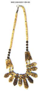 Collier Multicouche Perlé Fait Main MAE Rouge pour Femme, Bijou de Fête en Forme de Cœur, Pièce Tendance de Haute Qualité - Product Image 6