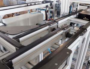 Convoyeur synchrone à double vitesse réglable en profilé aluminium durable, avec courroie de transfert et rangées de roues en caoutchouc à entraînement central - Product Image 5