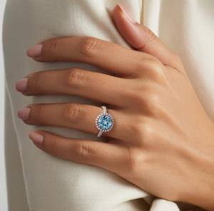 Anillo de Compromiso Katalina Halo con Moissanita en Plata de Ley 925 Chapada en Oro de 18K, Elegante Anillo Halo Clásico y Distintivo - Product Image 2