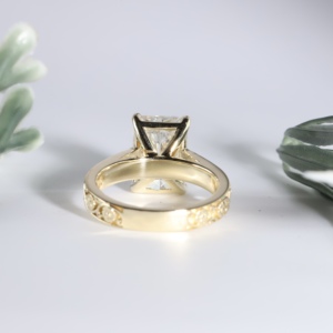 Anillo de boda solitario para mujer de oro amarillo de lujo, con corte radiante, engaste de cuatro puntas tipo catedral, estilo vintage y intrincado diseño floral tallado. - Product Image 2