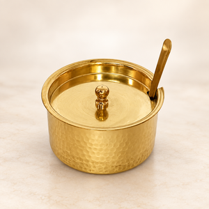 Pot à ghee en laiton martelé SHUBHAM avec couvercle et cuillère simples, récipient de service traditionnel doré pour la cuisine et la salle à manger - Product Image 1