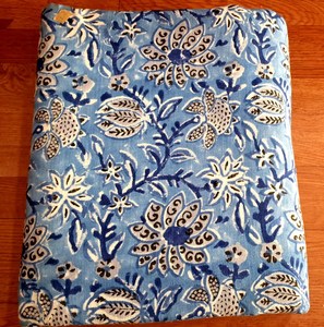 Tissu en coton imprimé à la main à motifs floraux bleu indigo – Matière de Jaipur pour la confection de vêtements - Product Image 3