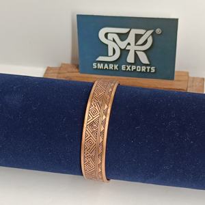 Bracelet en cuivre gravé artisanal, artisanat métallique, manchette ouverte réglable, design traditionnel élégant, pour hommes et femmes, finition antique/polie - Product Image 6