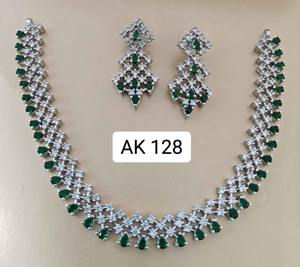 ชุดสร้อยคอและต่างหูดีไซน์เนอร์แบบอเมริกันคลาสสิกประดับเพชรและมุกเทียมสำหรับเจ้าสาว เหมาะสำหรับผู้ซื้อขายส่งจากโรงงาน - Product Image 2