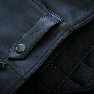 Veste de moto en cuir de vachette pour motards, équipement de conduite avec poches zippées. - Product Image 4
