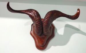 Paire de cornes de berbecue avec base en bois, artisanat naturel, décoration murale en forme d'animal, cornes de mouton rustiques décoratives pour la maison. - Product Image 3