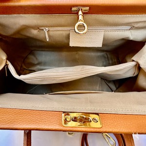 Sac fourre-tout élégant en cuir véritable fait main Royaa pour femme, avec détail lettre, portable, crème et marron, avec fermoir et poignée supérieure blanche - Product Image 4