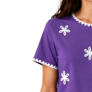 Camiseta de Mujer con Bordado Floral Morado, Ribete Blanco en Contraste, Cuello Redondo, Manga Corta, Estilo Casual, OEM, ODM, Ropa Personalizada - Product Image 3