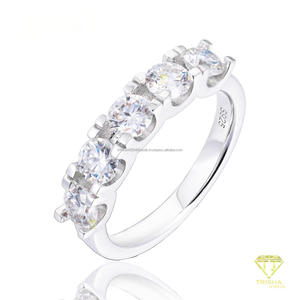 Bague de luxe en moissanite VVS à coupe ronde, cinq pierres, ton or, bande torsadée, élégante, pour fiançailles et mariage, pour femme - Product Image 5