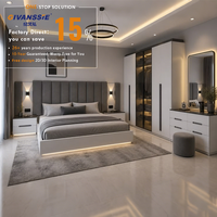 Suite de chambre à coucher de luxe de style italien avec lit flottant LED en bois, tailles Queen/King, intégrant un placard et un bureau de coiffeuse pour usage scolaire