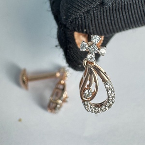 Pendientes redondos de oro rosa de 9 quilates con diamantes cultivados en laboratorio y naturales |   0.28 CT - Product Image 6
