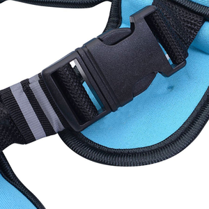 Gilet d'hydratation avec dos en maille, bretelles réglables, design réfléchissant pour la randonnée et les activités de plein air, construction en nylon durable - Product Image 4