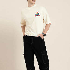 Camiseta extragrande con estilo, corte espacioso y textura suave, ideal para atuendos informales con un aspecto moderno y fresco. - Product Image 3