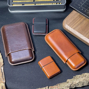 Estuche de cuero de alta calidad para cigarros con organizador integrado para cortador, diseño de cuero hecho a mano para ejecutivos. - Product Image 1
