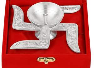 Caja de Terciopelo para Diya de Puja Swastik, Hecha a Mano, de Metal y Aluminio Duradero, Calidad Superior, Estilo Clásico, Decoración para el Festival Diwali, Plateada - Product Image 3