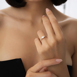 Bague de fiançailles en or jaune avec diamant de laboratoire de 1,10 carat, taille marquise, clarté, bande de diamants, style classique de luxe pour femme - Product Image 3