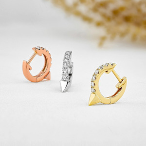 Pendientes de Aro con Flecha de Oro Blanco y Diamantes Cultivados en Laboratorio - Product Image 5