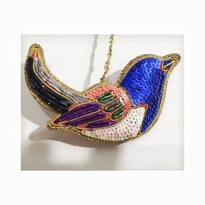 Ornement d'oiseau à paillettes multicolore fait à la main décor suspendu en velours perlé complexe pour arbre de Noël Art mural ou festif en Inde - Product Image 1