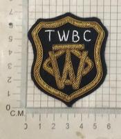 Badges personnalisés de luxe brodés à la main, décorés de strass, à coudre, forme bouclier, style vintage, avec épingle de sûreté, en tissu uni