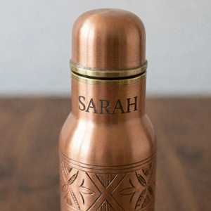 Recién Llegada: Botella de Agua de Cobre Puro Hecha a Mano y Personalizada con Detalles Grabados Tradicionales - Nombre Grabado con Láser Personalizado - Product Image 2