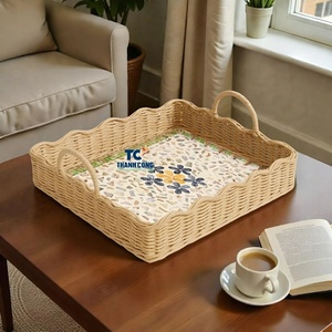 Plateau en rotin à coquille de nacre à bord festonné, design tendance, décoration d'intérieur de luxe faite à la main pour les détaillants à la pointe de la mode, plateau incrusté de perles - Product Image 1