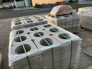 Moule en plastique pour dalle de béton préfabriquée avec ouverture circulaire - Product Image 3