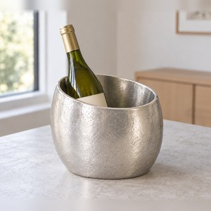 Soporte para Botellas de Vino de Aluminio Fundido Hecho a Mano, Forma de Guijarro, Inclinado, Decoración de Bar Moderna y Orgánica - Product Image 1