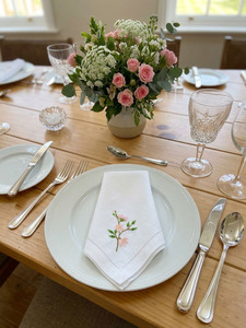 Serviette de table carrée en coton personnalisée, blanche, brodée de fleurs roses, ourlet festonné, lavable en machine, durable, pour avion et maison - Product Image 3