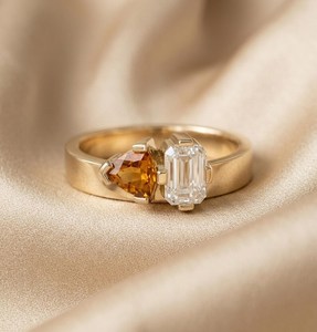 Bague Unique en Moissanite Marron Taille Trillion et Émeraude « You And Me » en Or Jaune 14K – Bijou Tendance et Raffiné pour Mariage ou Promesse, pour Elle - Product Image 1