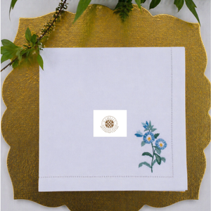 Servilleta de lino con bordado de margaritas azules, diseño floral fresco que realza la decoración moderna del comedor y el hogar. - Product Image 1